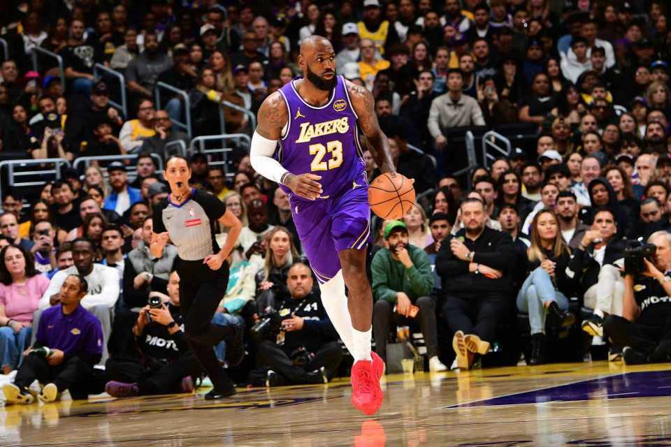 kaiyun.com-里程悲！詹姆斯达成湖人生涯3500助攻 准三双末节13分难阻惜败