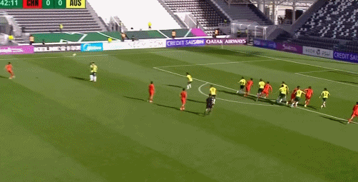 开云-半场压哨破门！彭啸轰世界波，媒体人热议：8位数身价还得涨