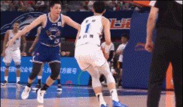 kaiyun.com-垫脚、锁喉、五人冲突遭驱逐！京沪生死战引爆火药桶