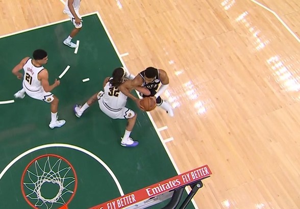 kaiyun-一般人可扛不住！字母哥低位背打戈登转身用肘被吹进攻犯规