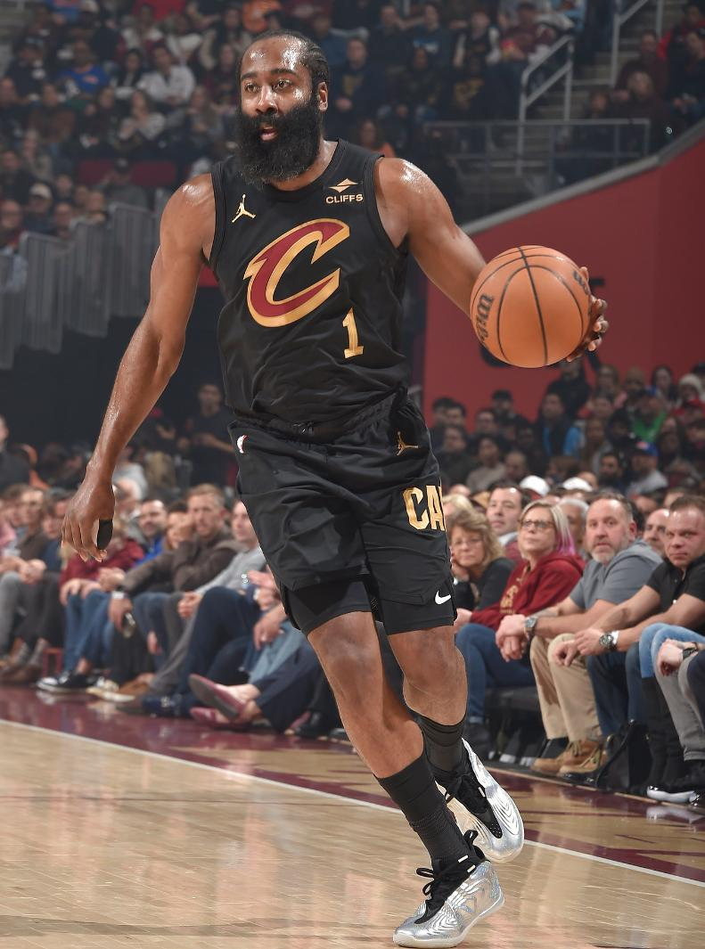 kaiyun.com-骑士成功复仇活塞，哈登18+7+6率队取胜，他在场时球队豪获8胜1负